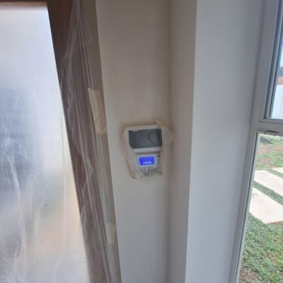 קיר צבוע עם כיסוי פלסטיק על חלון