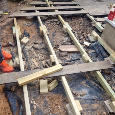 מבנה עץ בבנייה עם קורות עץ וקרשים