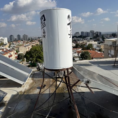 דוד שמש על גג עם נוף עירוני ברקע