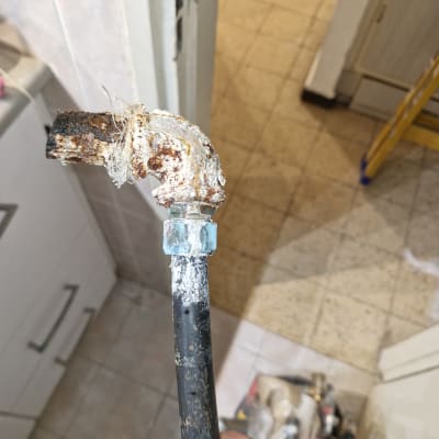 צינור חלוד עם חיבור מתכת, מחזיק ביד