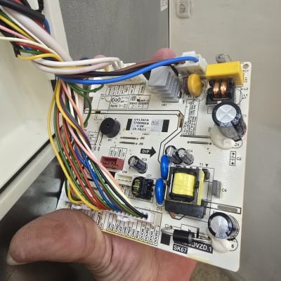 לוח חשמל עם חוטים צבעוניים בתחום הקירור