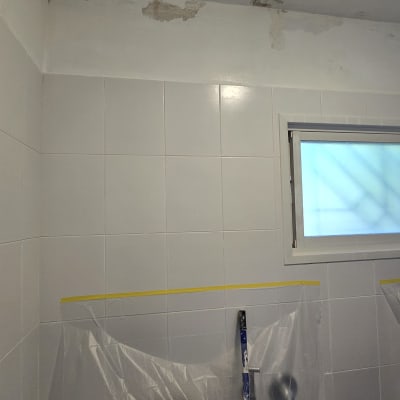 קיר עם תיקוני צבע, ניילון מגן ומקל צבע