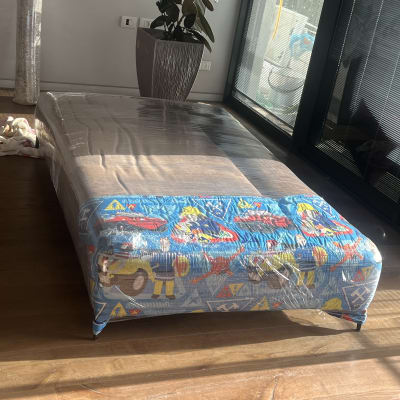 מיטה עטופה בניילון מוכנה להובלה