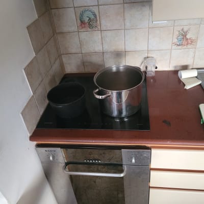 כיריים חשמליות עם סירים במטבח