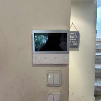 מסך אינטרקום פנימי מותקן על קיר בבית