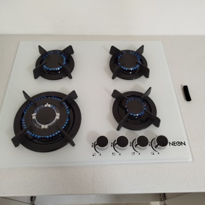 כיריים גז עם ארבעה מבערים דולקים