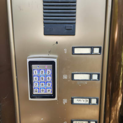פאנל אינטרקום עם מקלדת מספרים ותצוגת לחצנים