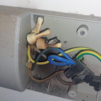 חוטי חשמל צבעוניים מחוברים בקופסת חיבורים