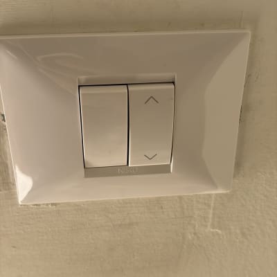 מתג חשמלי על קיר לבן