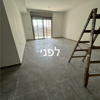 רצפה מלוכלכת עם סולם בחדר ריק