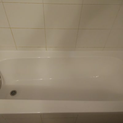 אמבטיה לבנה עם אריחי קיר לבנים