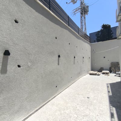 קיר עם חורים ומזגנים, עבודה חשמלית