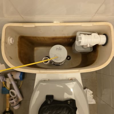 מיכל הדחה פתוח עם חלקי אינסטלציה