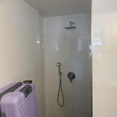 מקלחת עם ראש מקלחת ומקלחת יד