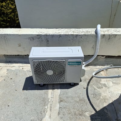 יחידת מיזוג אוויר מותקנת על גג בטון