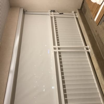 תריס גלילה לבן עם מסגרת מתכת לבנה