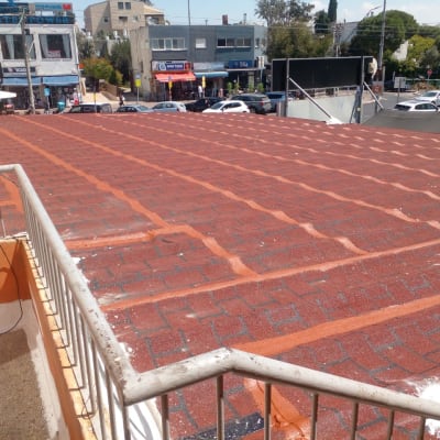 גג רעפים אדום עם דפוס מרובע