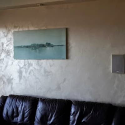 ציור נוף מופשט על קיר סלון