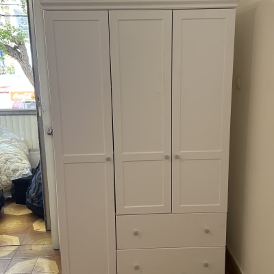 ארון לבן עם דלתות ומגירות