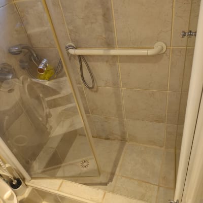 מקלחון עם ידית אחיזה ומזלף מקלחת