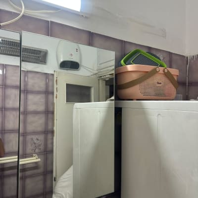 מראה בחדר אמבטיה עם מכשיר חשמלי