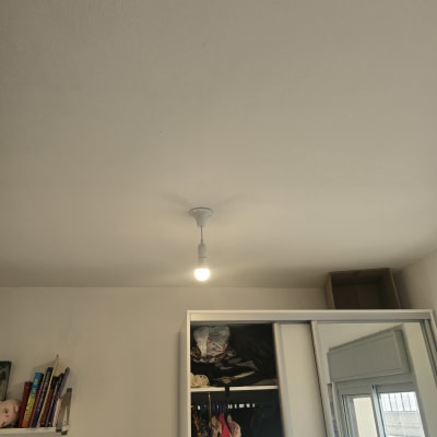 מנורה תלויה מהתקרה בחדר עם ארון בגדים