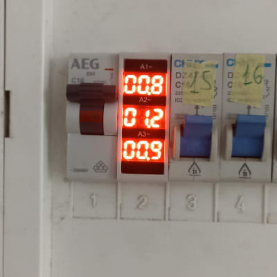 לוח חשמל עם מפסקים ותצוגה דיגיטלית