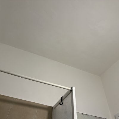 תקרה צבועה בלבן עם קיר לבן