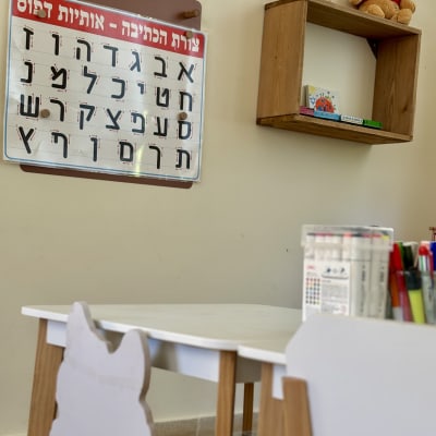 שולחן ילדים עם כיסאות, מדף עם צעצועים וספרים