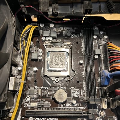 לוח אם עם מעבד ומחברים שונים