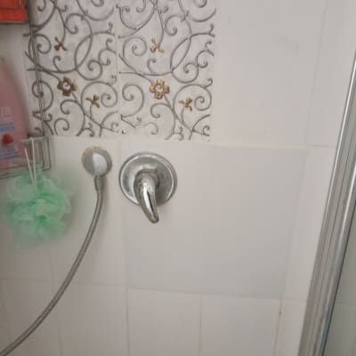 ברז מקלחת עם ידית מתכת וכבל מים גמיש