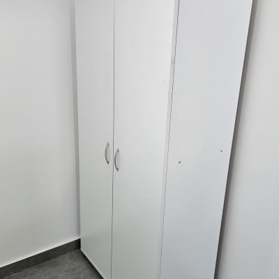 ארון לבן עם שתי דלתות בחדר ריק