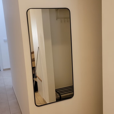 מסדרון עם מראה על הקיר ודלת פתוחה