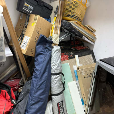 ארגז כלים שחור, קופסאות קרטון, סל פלסטיק צהוב