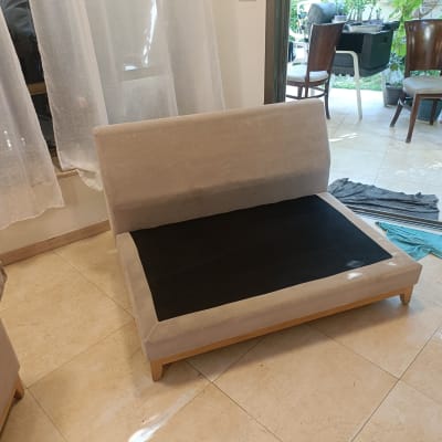 ספה לאחר ניקוי עם מגבות על הרצפה