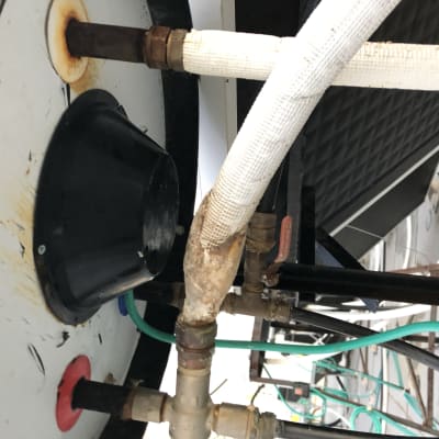 צינורות ומחברים במערכת חשמלית