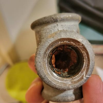 חלק צינור מתכת חלוד עם חיבור מושחל