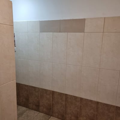 קיר אריחים בחדר שיפוצים עם תאורה עליונה