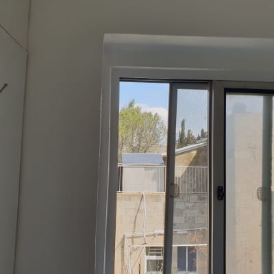 חלון עם איטום מסביב למסגרת