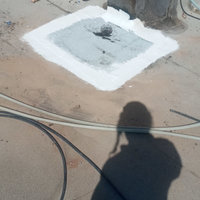 אזור אטום עם חומר לבן סביב פתח ניקוז