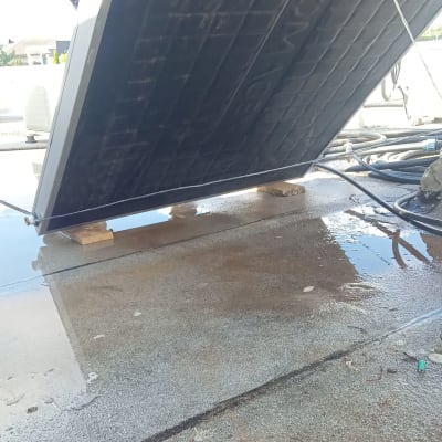 פאנל סולארי מונח על בלוקים עם צינורות מסביב