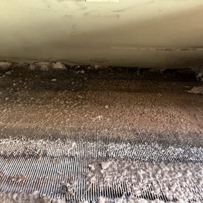 מסנן מזגן מלוכלך עם הצטברות אבק ולכלוך