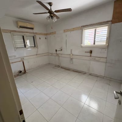 חדר ריק עם מאוורר תקרה ומזגן