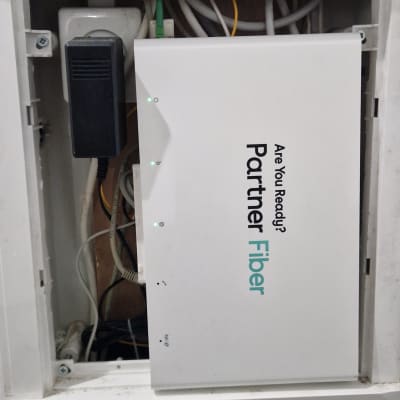 ארון תקשורת עם ציוד Partner Fiber