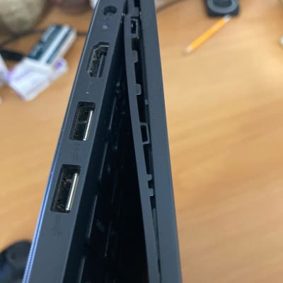 מחשב נייד עם מסך מנותק וחיבורים חשופים