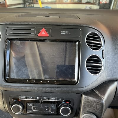 מערכת מולטימדיה לרכב עם פתחי אוורור וכפתורי שליטה