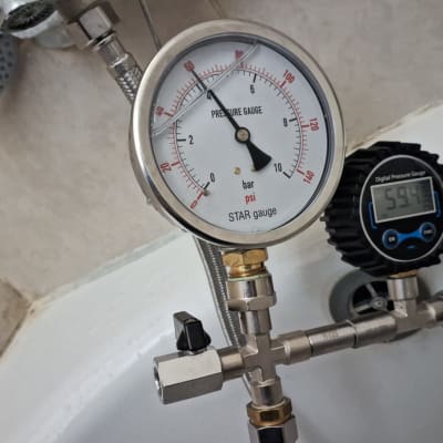 מד לחץ מים ומד דיגיטלי באמבטיה