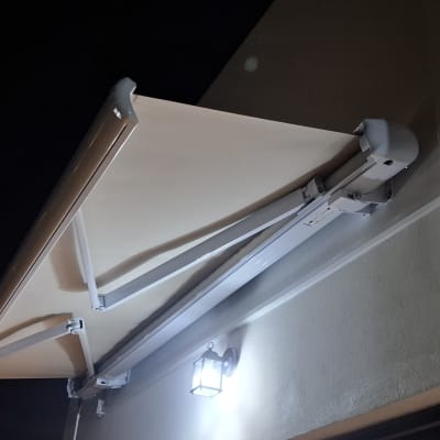 סוכך מותקן על קיר עם תאורה בלילה