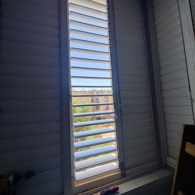 תריסי אלומיניום פתוחים עם נוף חיצוני