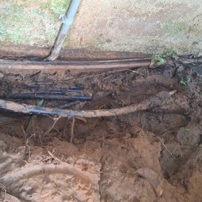 חשיפת צינורות מים תת קרקעיים בחפירה באדמה רטובה